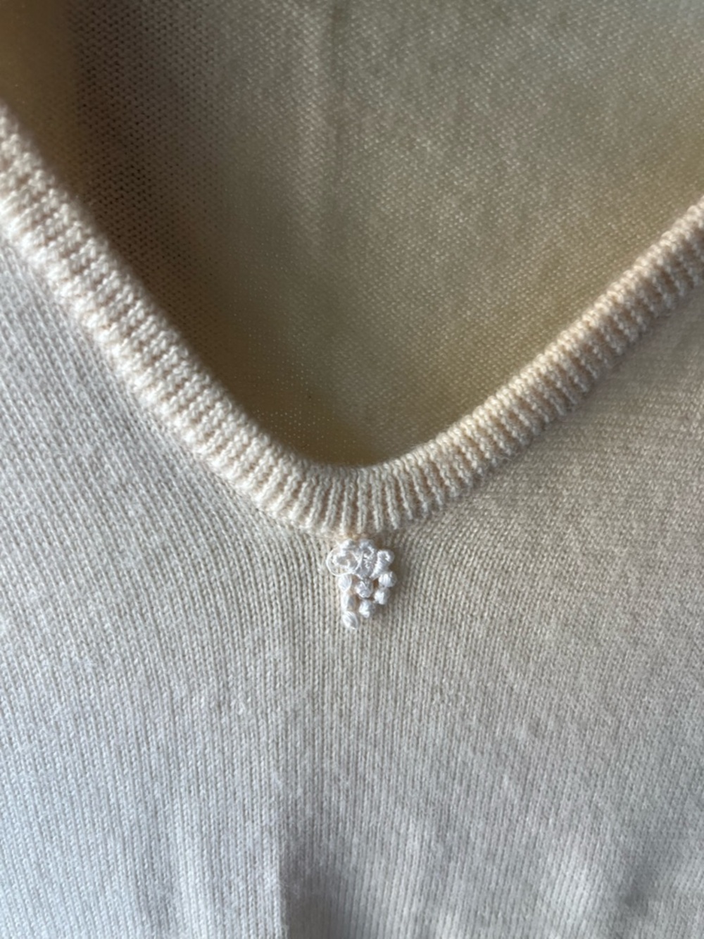 Lovely Vintage Cream Wool V-Neck Sweater Top - Picture 3 of 3